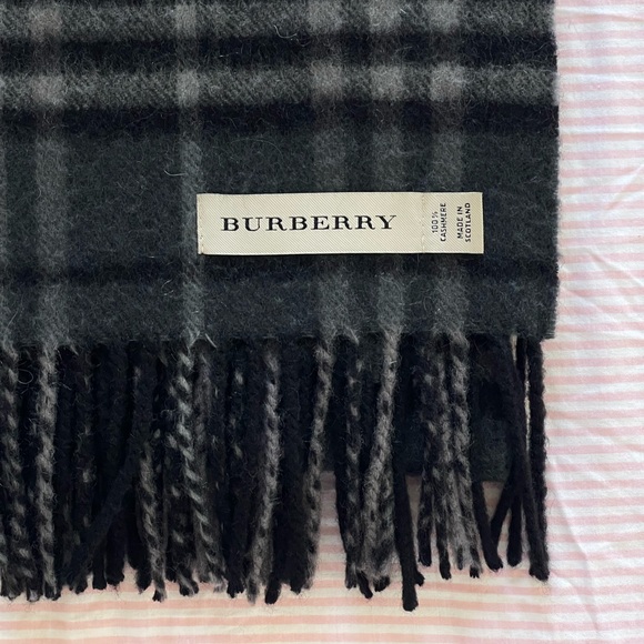 BURBERRY 100% CASHMERE SCARF - Picture 2 of 5